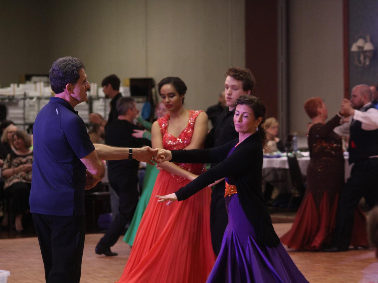 在密西西比州图珀洛的 Dancing with the King 跳舞节上，舞者们正在尽享快乐时光