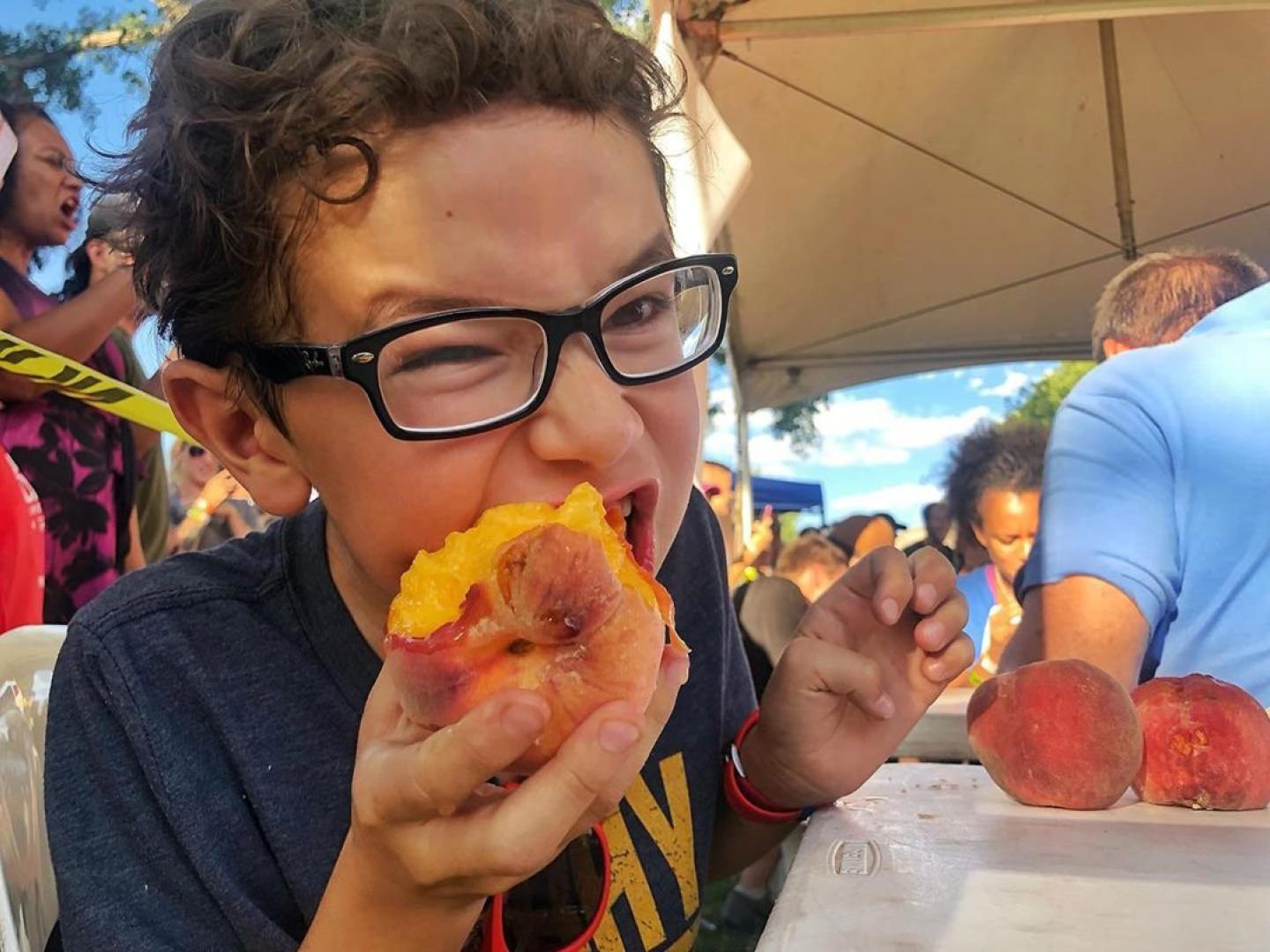 在科罗拉多州大章克申的帕利塞德水蜜桃节 (Palisade Peach Festival) 上品尝水蜜桃