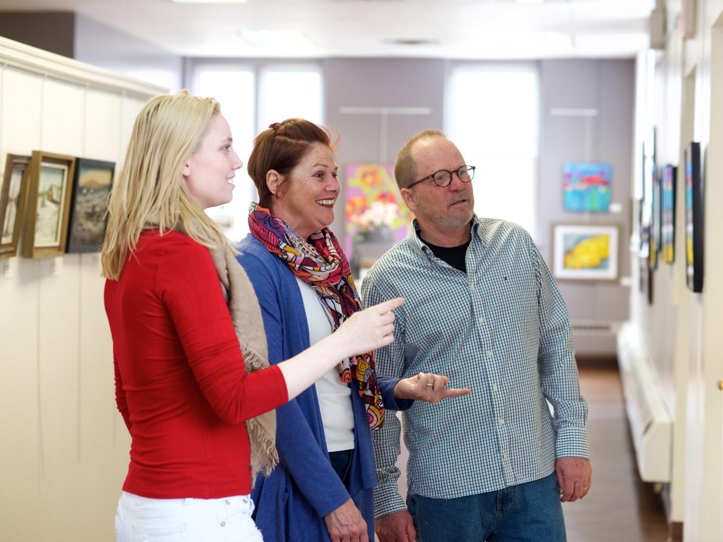 纽约州普拉茨堡，在斯特兰德艺术中心的秋季狂欢节上欣赏当地艺术品