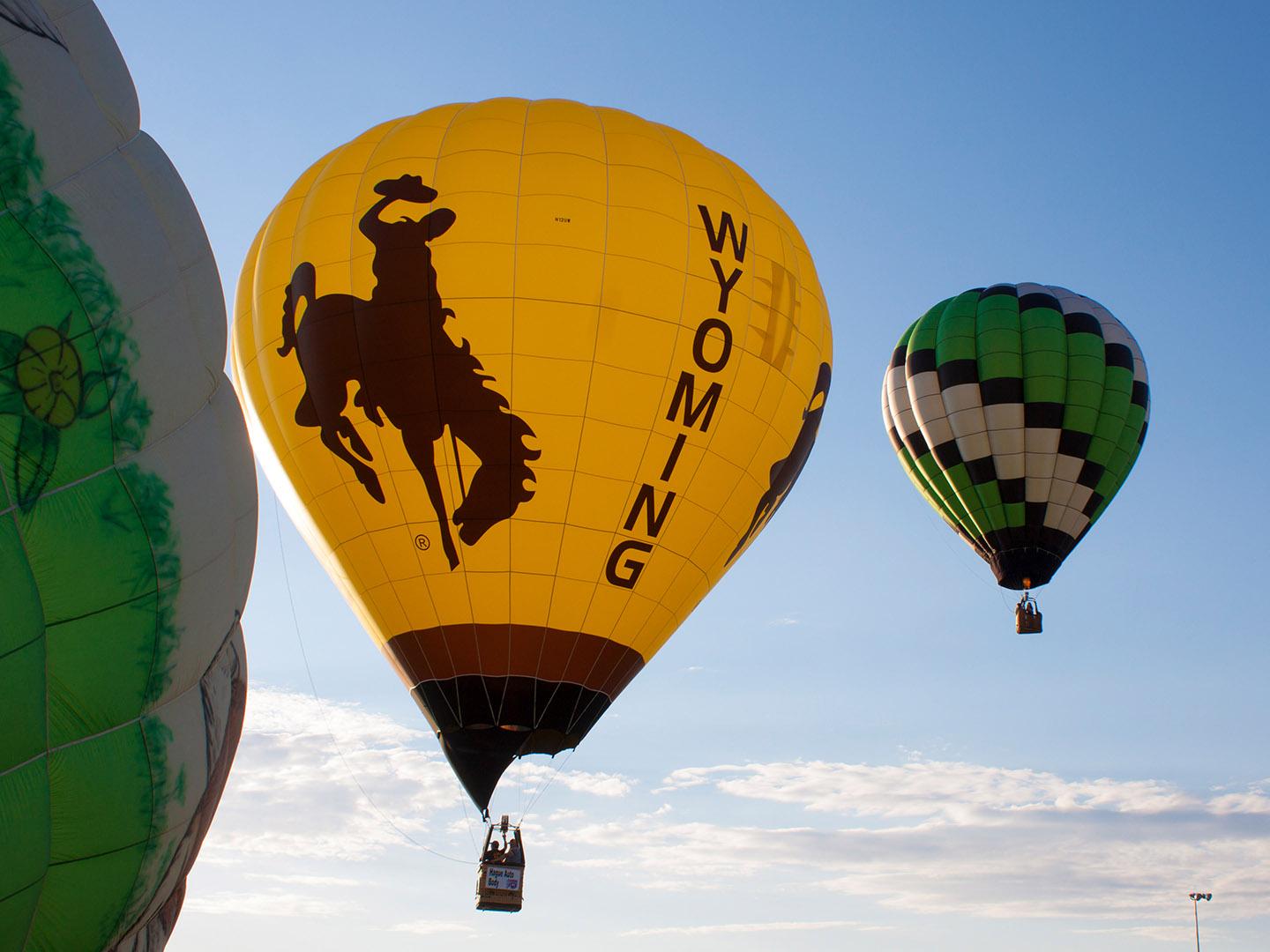 热气球在怀俄明州里弗顿上空徐徐升起