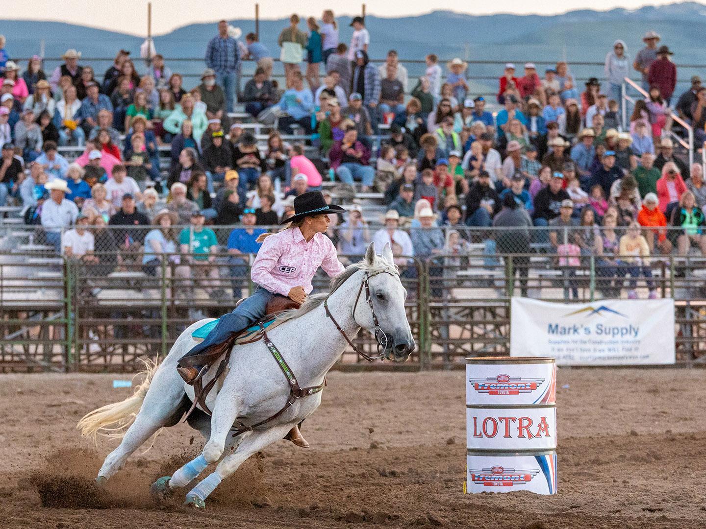 怀俄明州里弗顿风河牛仔竞技秀上的参赛者