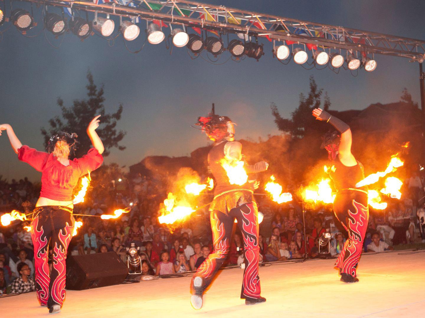 加利福尼亚州兰乔科尔多瓦 I-Fest 国际节暨世界葡萄酒展会上的表演者