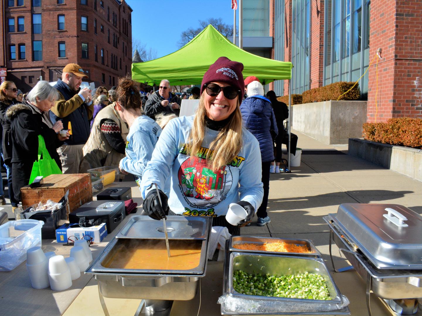 在纽约萨拉托加斯普林斯的海鲜杂烩节上供应汤品