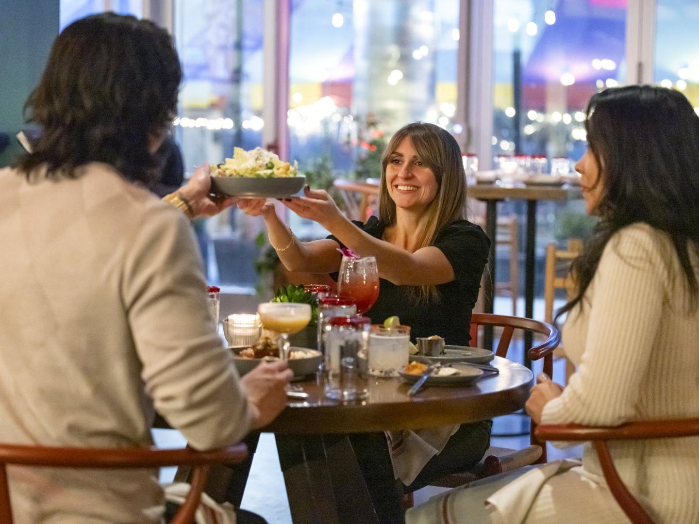 在马萨诸塞州波士顿，客人享用 Para Maria 的餐食