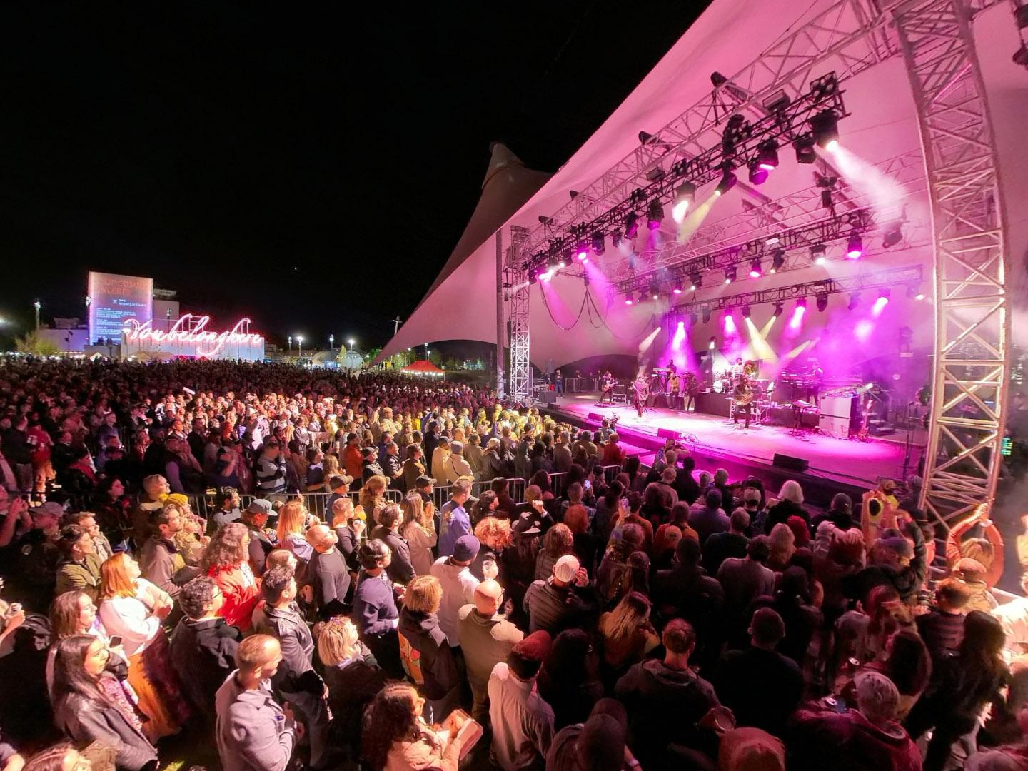 在阿肯色州本顿维尔的 The Momentary 欣赏现场音乐表演