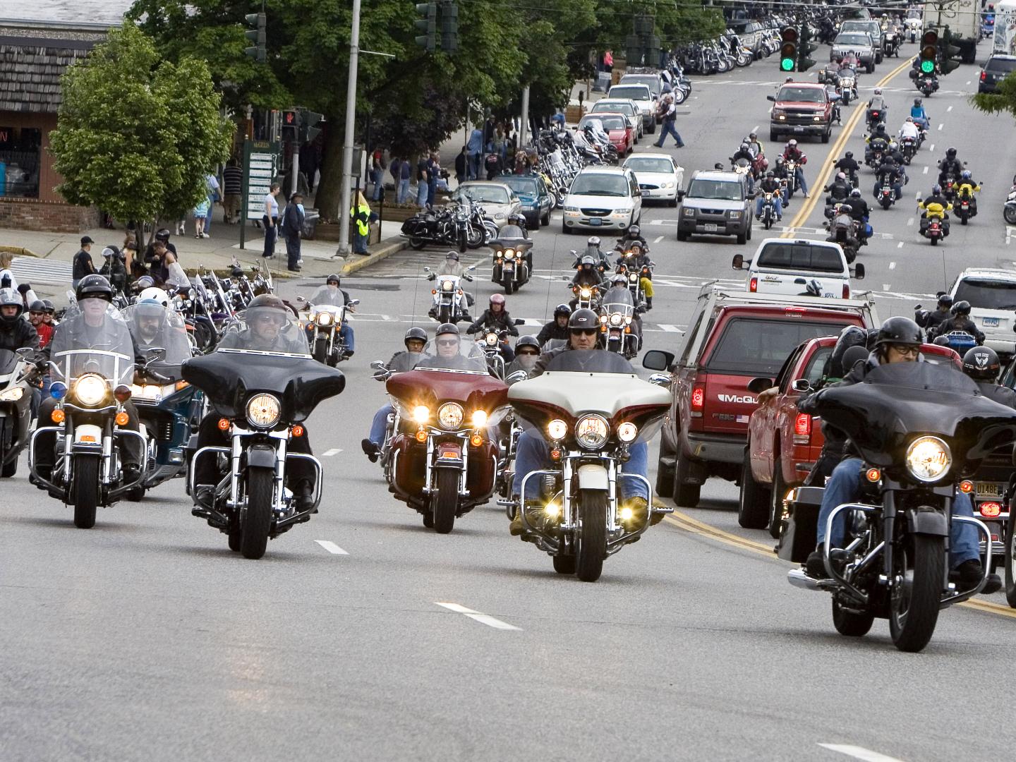 摩托车手们在纽约州乔治湖的乔治湖村举行的 Americade Motorcycle Rally 摩托车拉力赛期间巡游