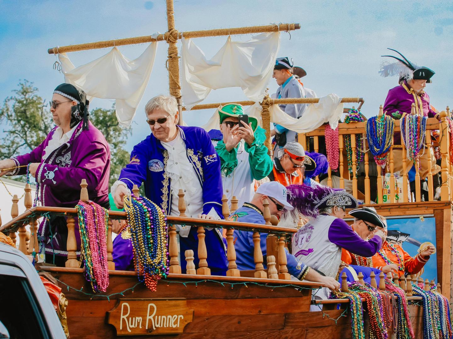 佛罗里达州巴拿马城最大规模的新奥尔良狂欢节庆典中的游行花车