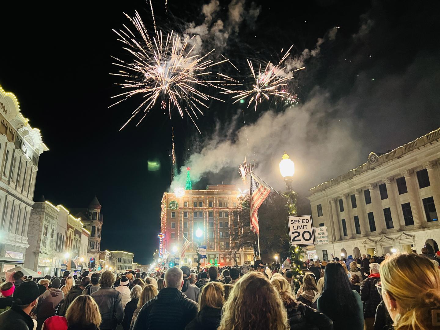 密苏里州锡代利亚市中心上空的烟花秀
