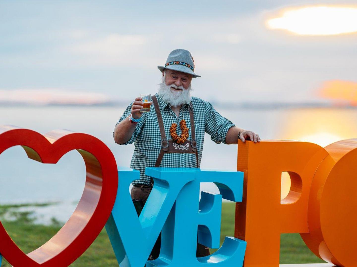 在佛罗里达州巴拿马城市中心的徒步活动中品尝手工酿造的啤酒和传统的德国风味美食