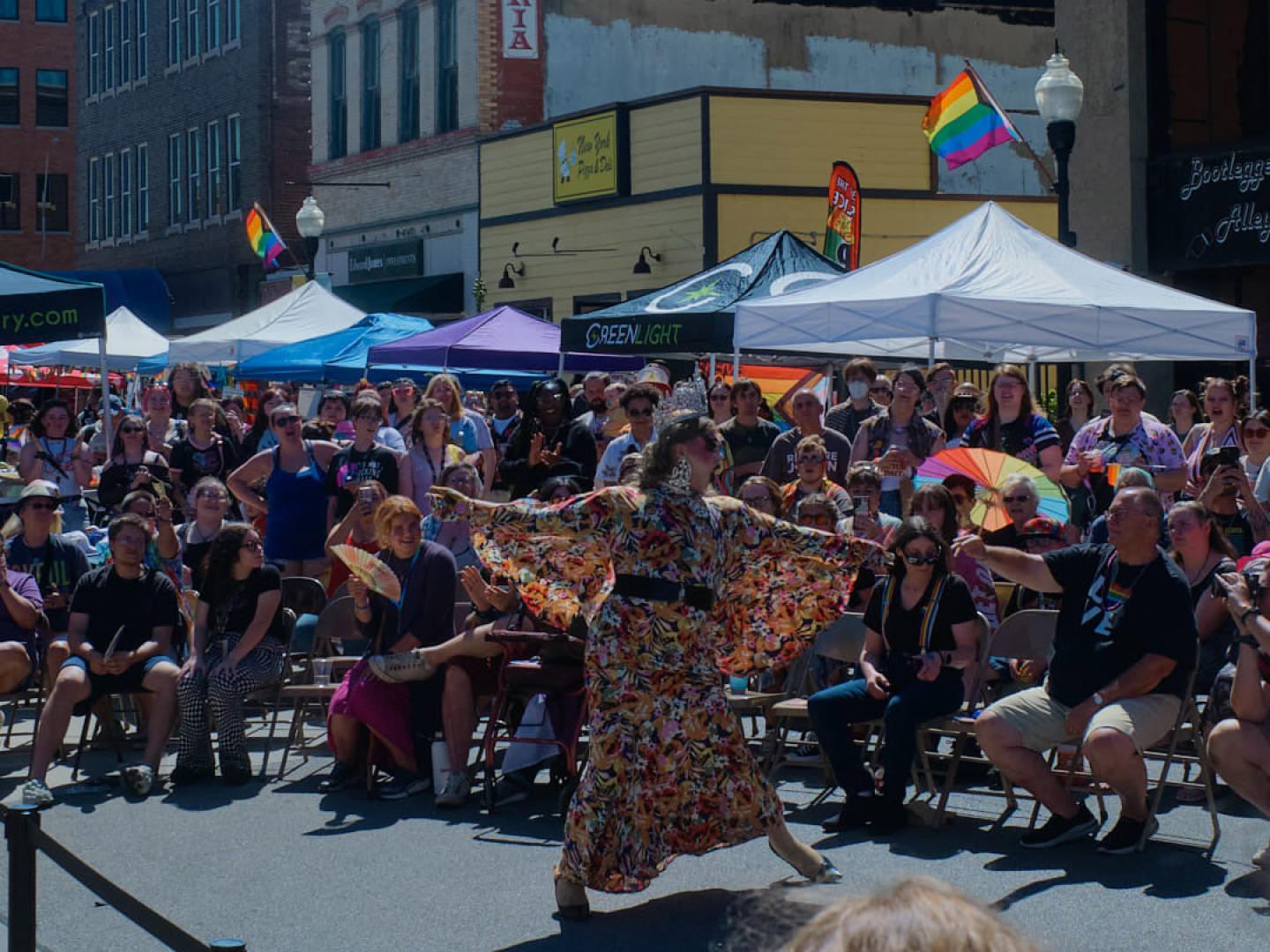 一位变装表演者在密苏里州乔普林市为观众献唱