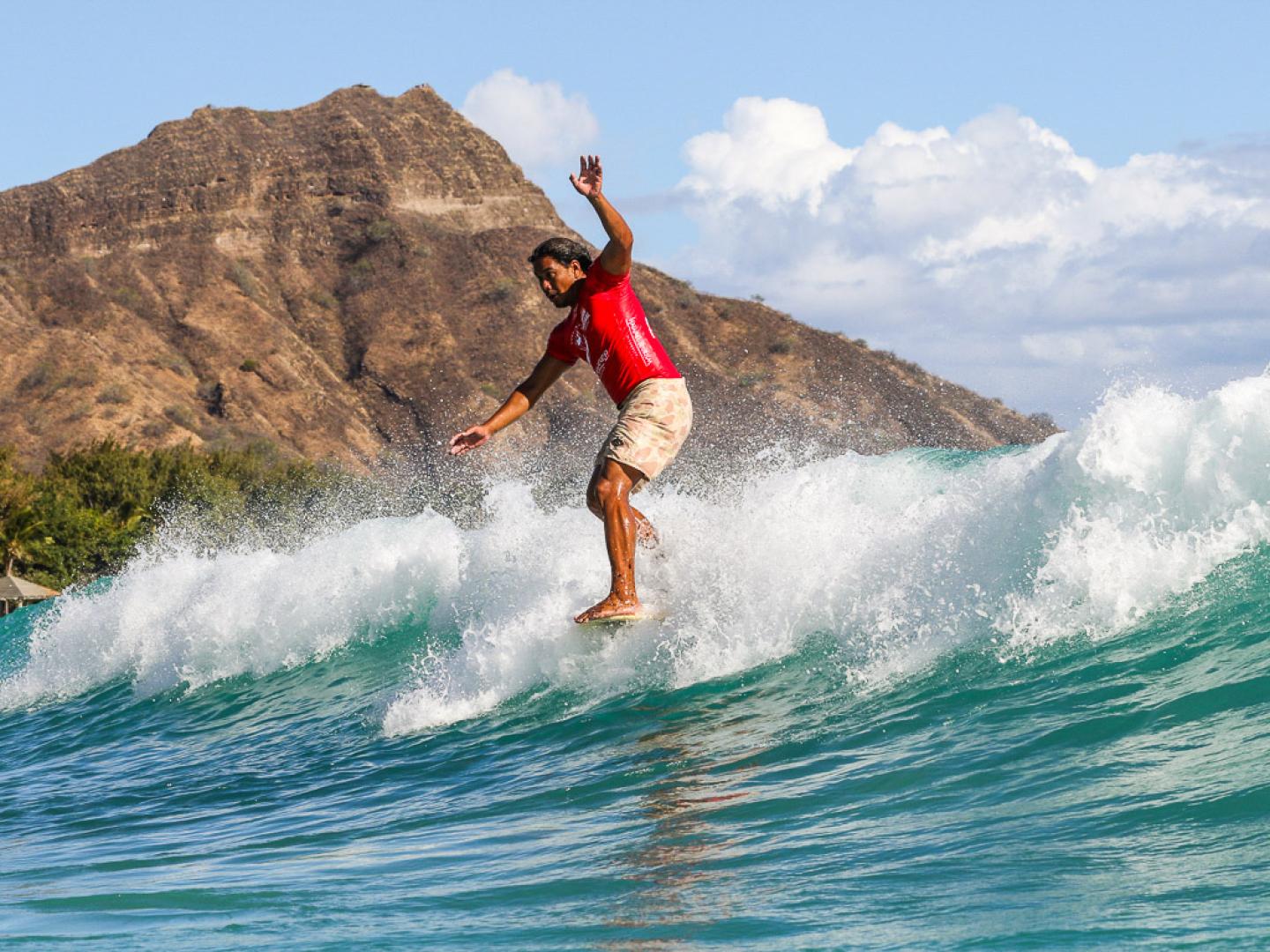 一名冲浪选手在夏威夷州檀香山的杜克海洋运动节上奋勇拼搏