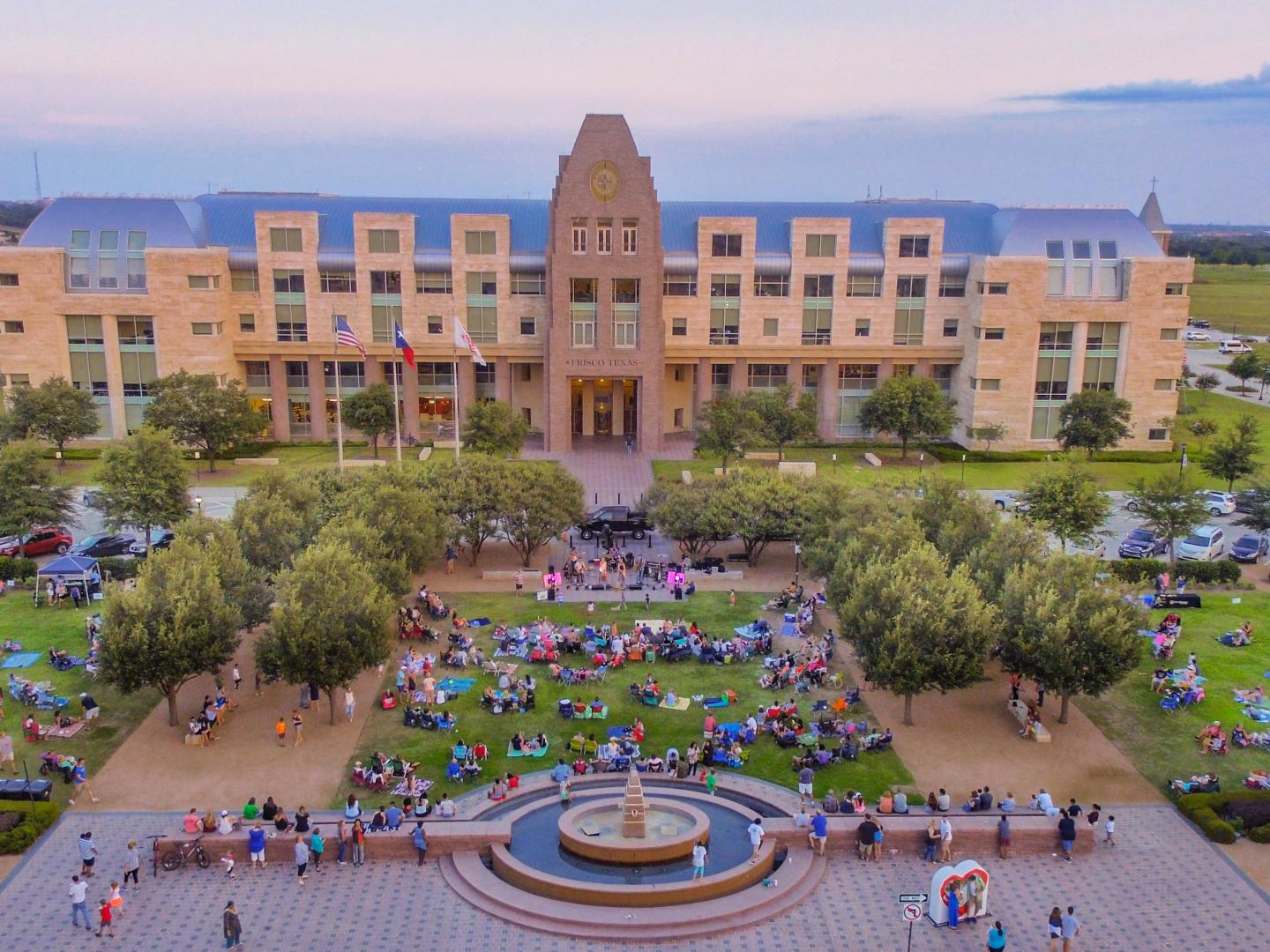 德克萨斯州弗里斯科的弗里斯科广场正在举行广场音乐节