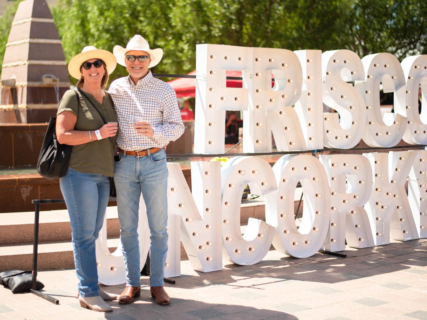 在德克萨斯州弗里斯科美酒节上拍照留念