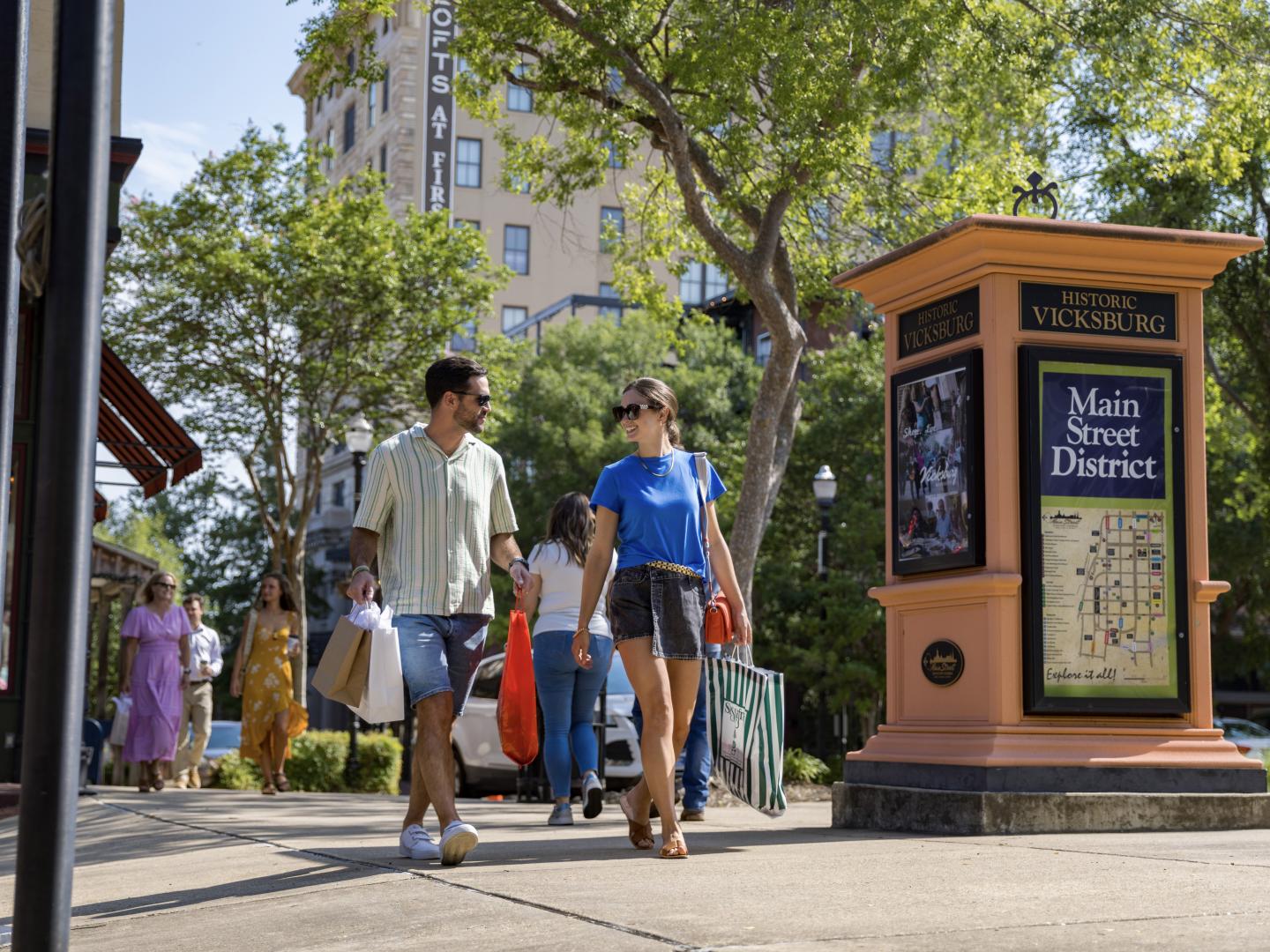 在密西西比州维克斯堡历史悠久的市中心地区参加 Vicksburg Hipstoric Art Festival 艺术节的民众