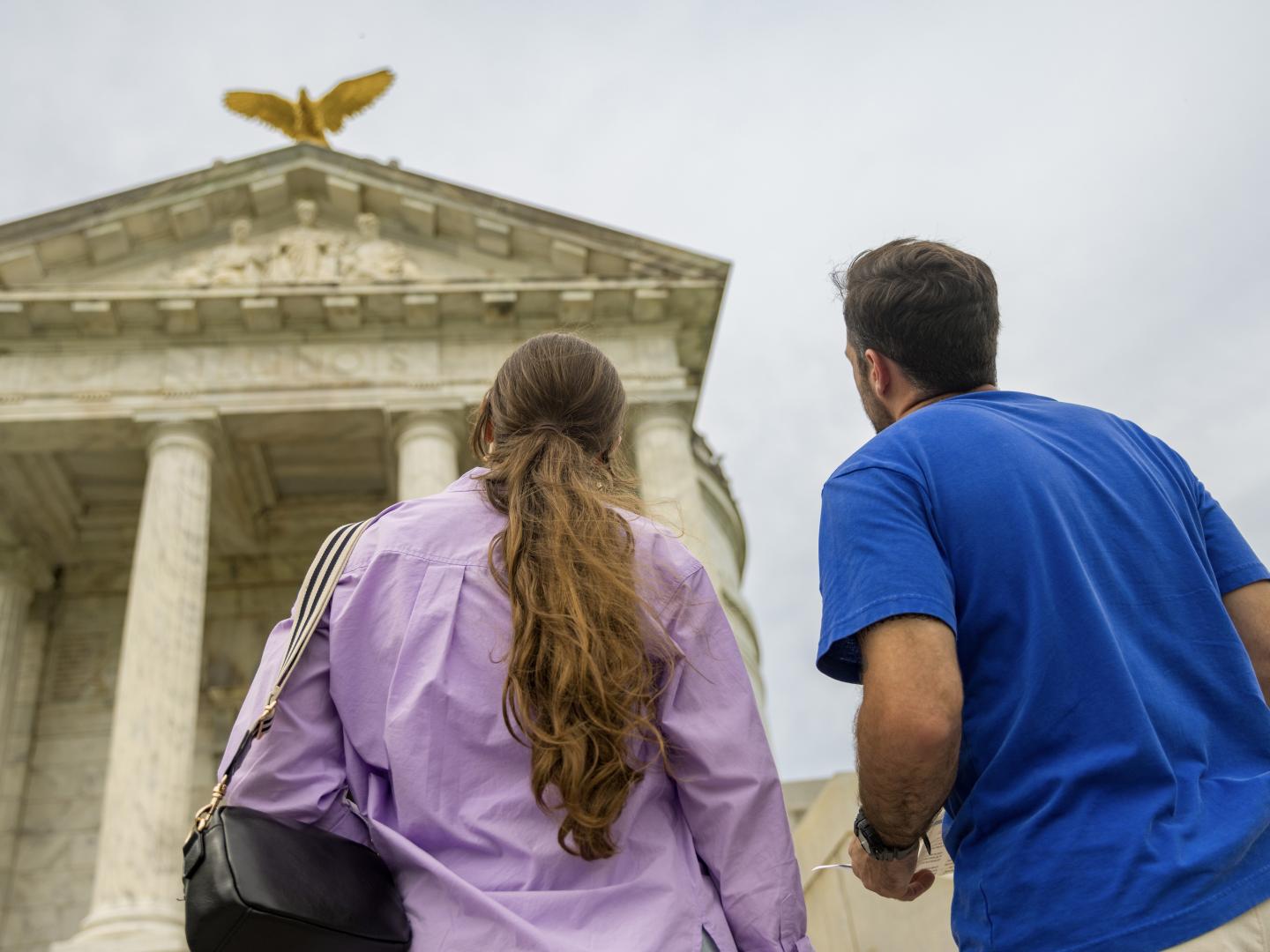 一对爱侣正在参观密西西比州维克斯堡的伊利诺伊州纪念碑 (Illinois State Memorial)