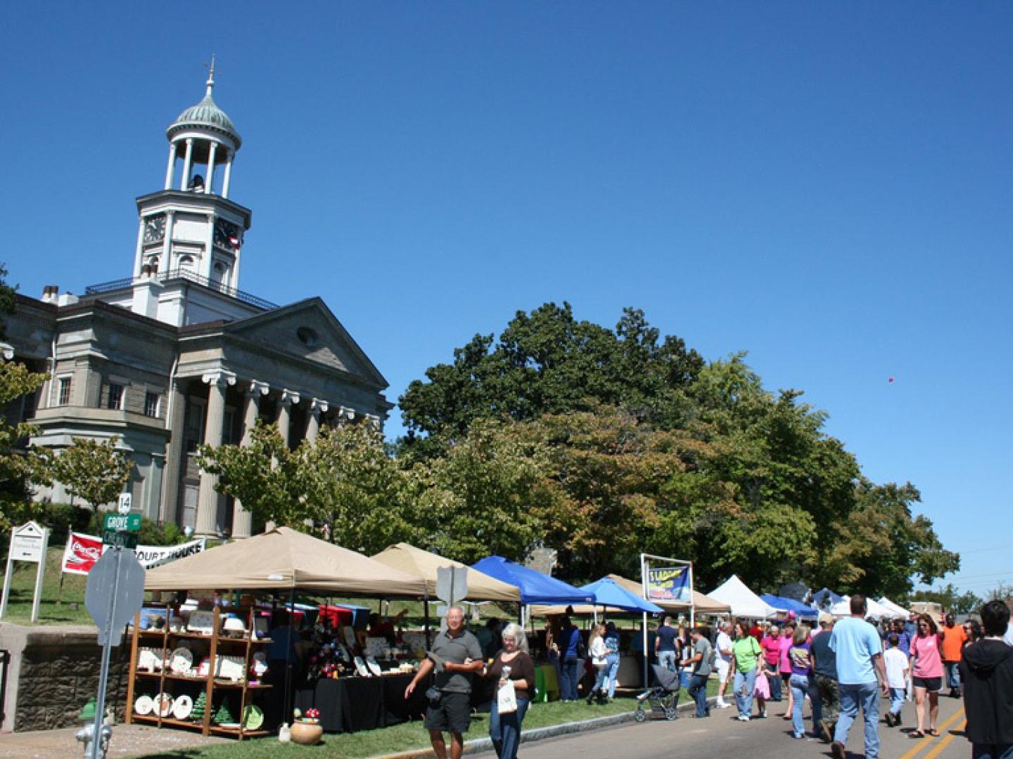 密西西比州维克斯堡的 Old Courthouse 跳蚤市场