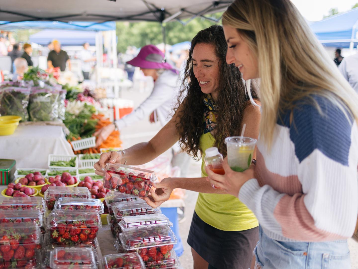 Recorriendo el Clark Fork River Market (Mercado del Clark Fork River) en Missoula, Montana