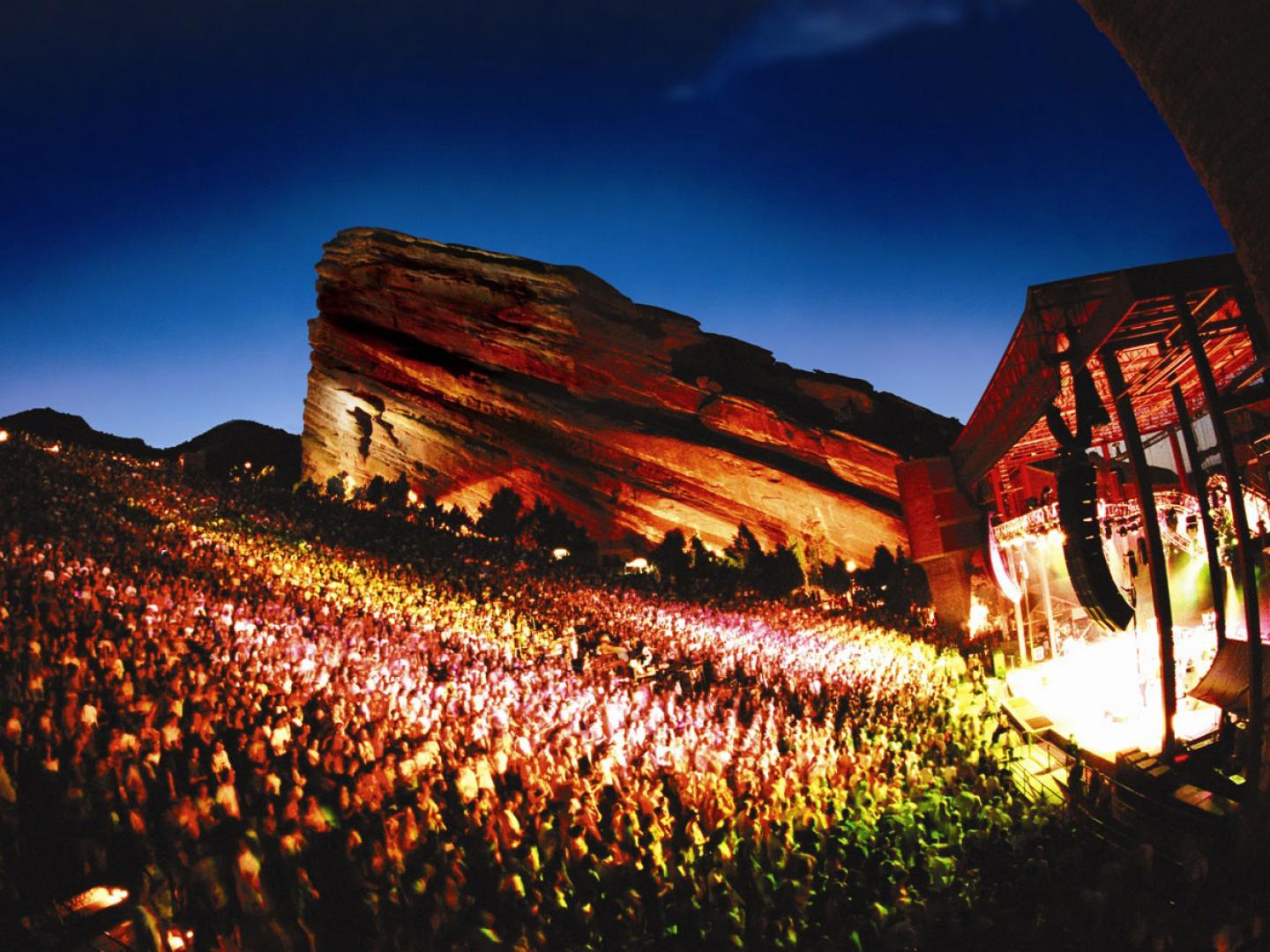 完全沉浸于红石露天剧场音乐会的五光十色中