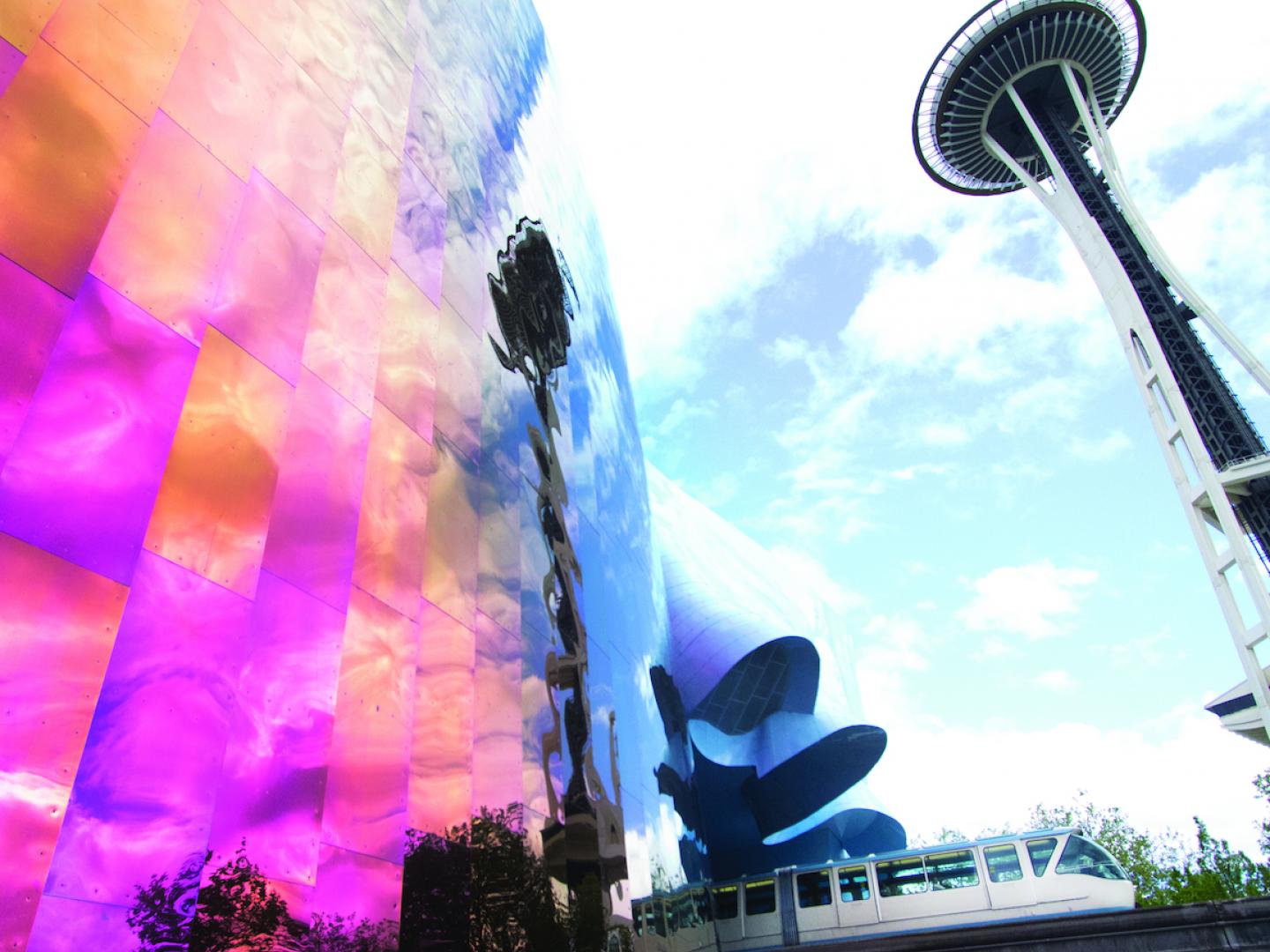 游客可以登上 184 米高、顶部酷似飞碟的高塔，360 度俯瞰西雅图城市风光。在 SkyCity Restaurant 旋转餐厅订个位子，品尝美食的同时远眺峰峦叠嶂的卡斯卡德山脉和奥林匹亚山。