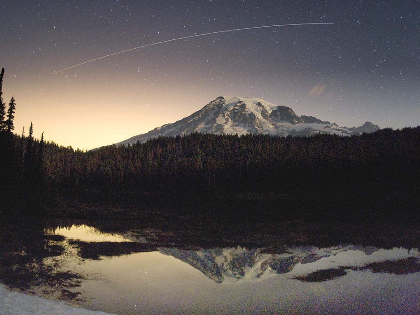冰雪覆盖的火山顶海拔 4,392 米，一路向上，探索山间的六条河流、各类野生动物和野花遍地的草原。火山最后一次喷发已是 150 年前。