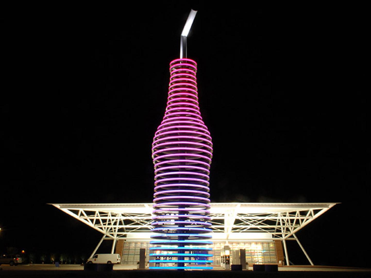 阿卡迪亚 66 号公路旁 Pops 餐厅外侧装有电灯的 20 米高苏打水瓶