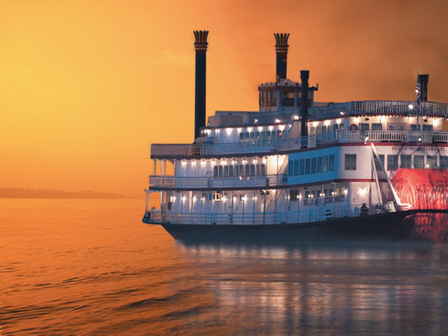 夕阳下的 BB Riverboats 游船