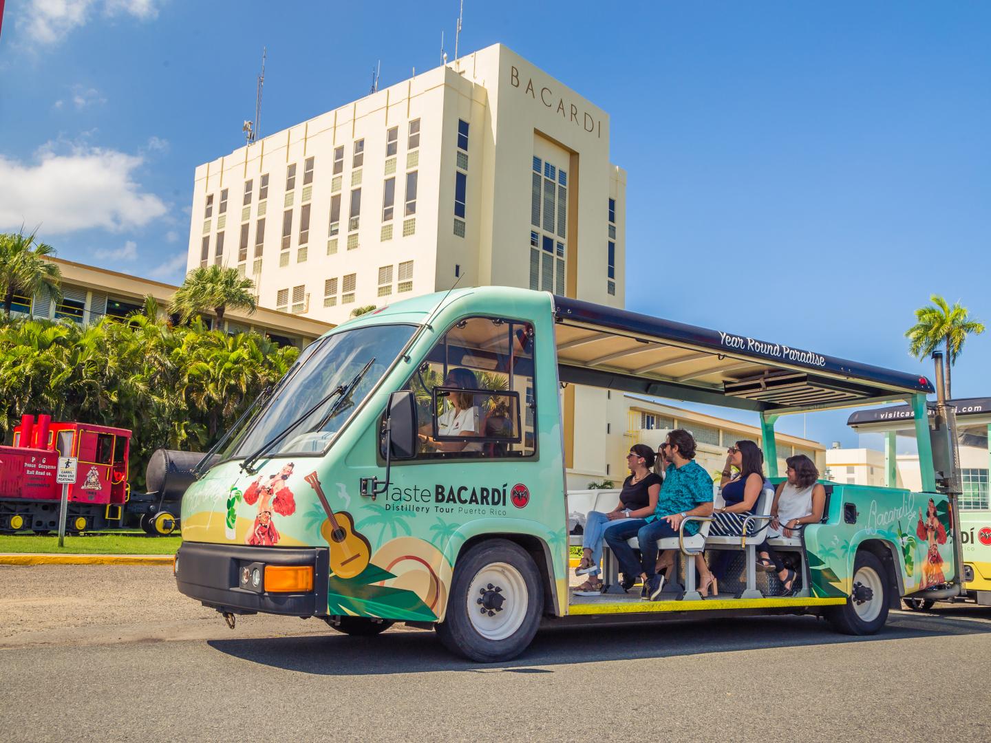 在波多黎各百加得之家游览期间乘坐电车