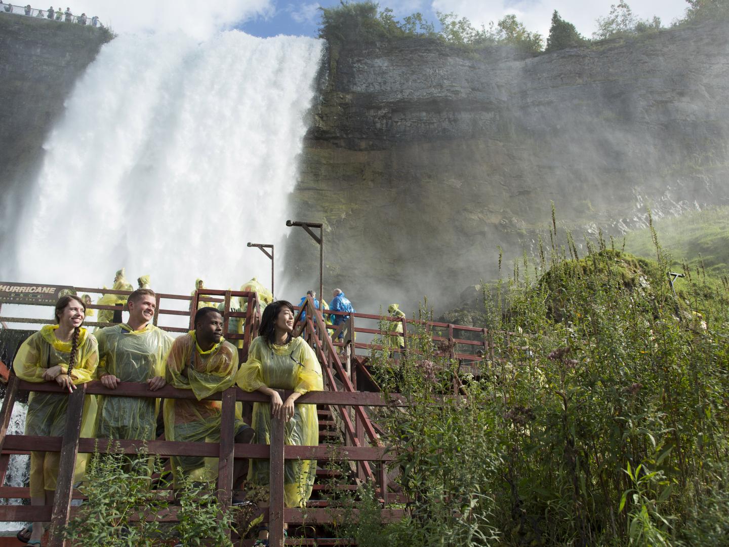 在纽约州的尼亚加拉大瀑布州立公园 (Niagara Falls State Park) 体验一场风洞 (Cave of the Winds) 之旅