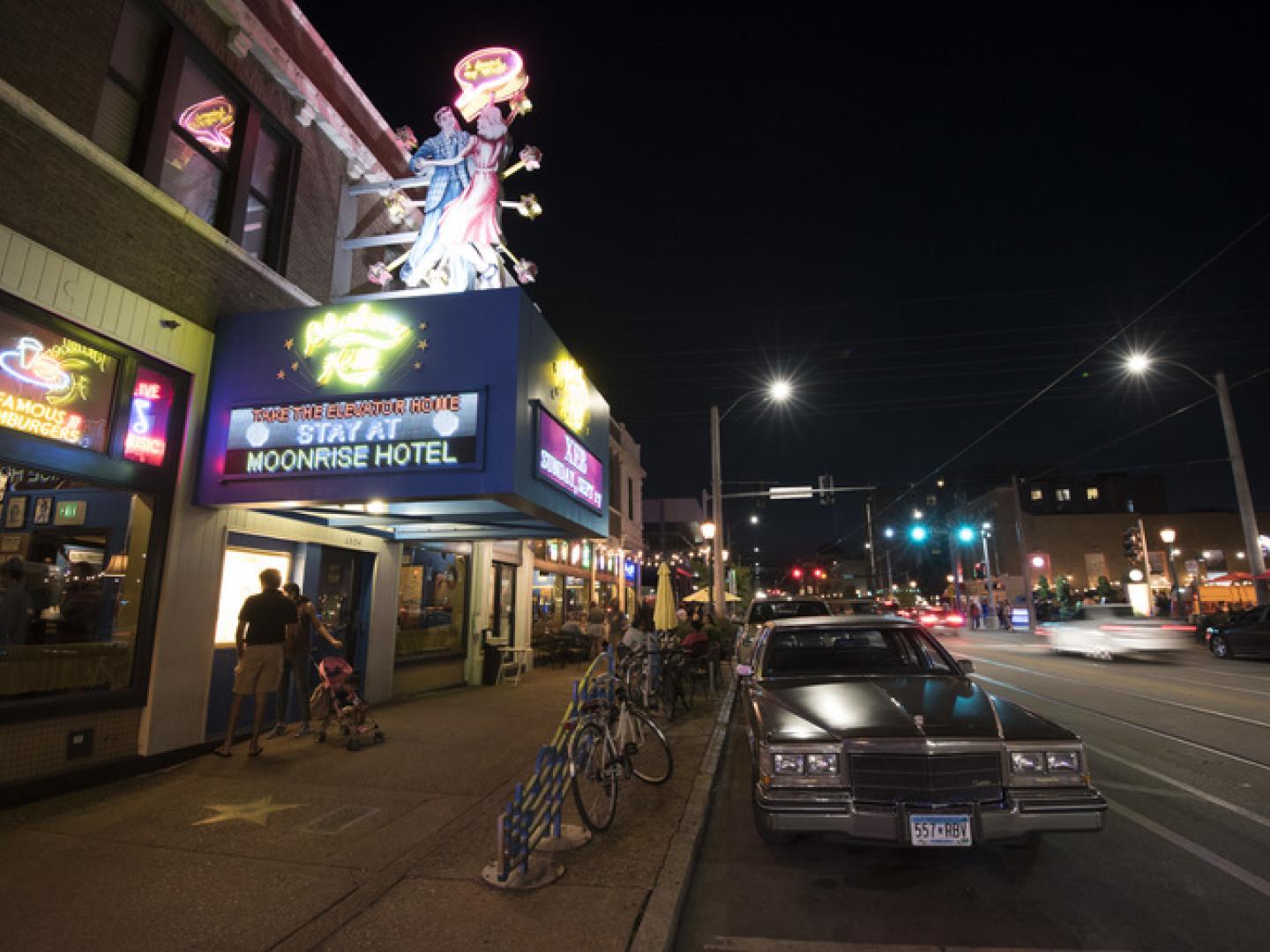 密苏里州圣路易斯 Delmar Loop 街区的蓝莓山餐厅