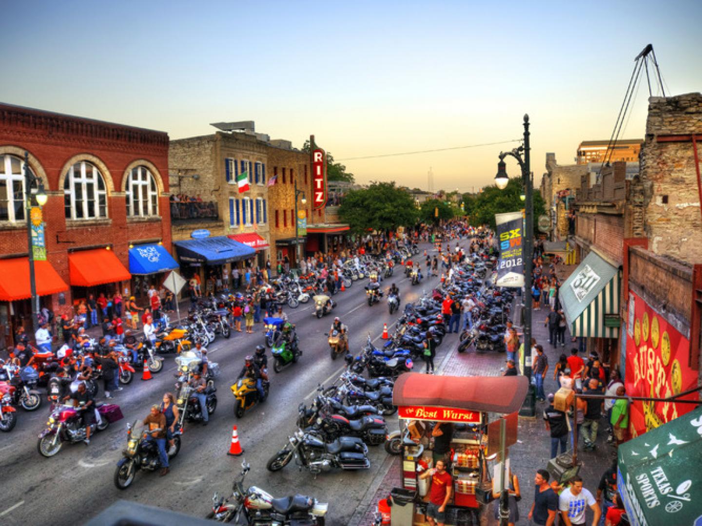 德克萨斯州奥斯汀第六街在召开活动时的航拍景观