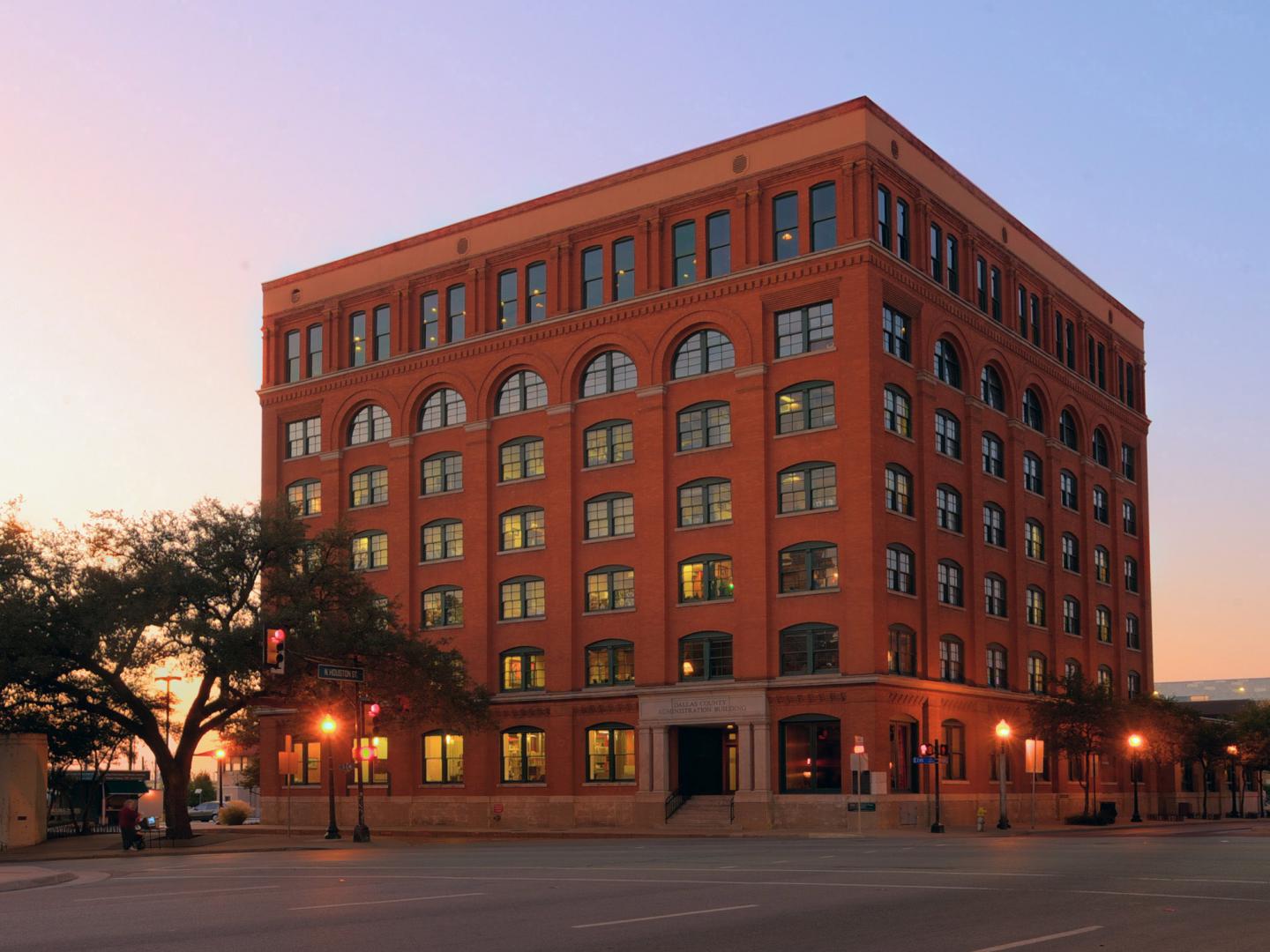 德克萨斯州达拉斯第六层博物馆黄昏时分的外观