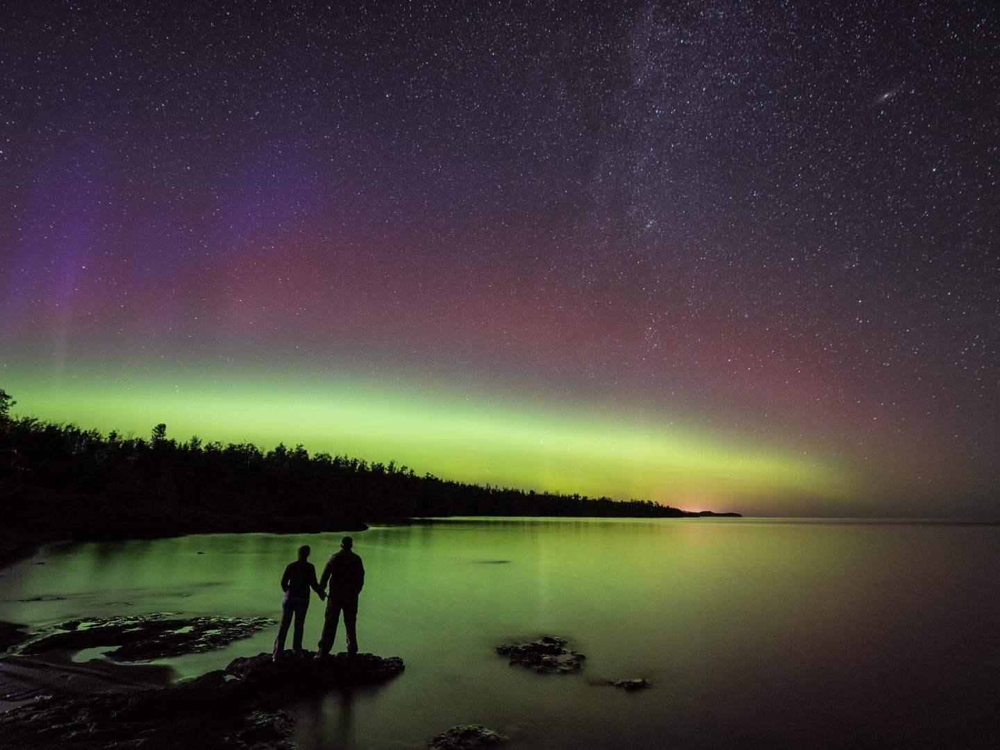苏必利尔湖北岸古兹伯里瀑布州立公园观赏北极光的情侣