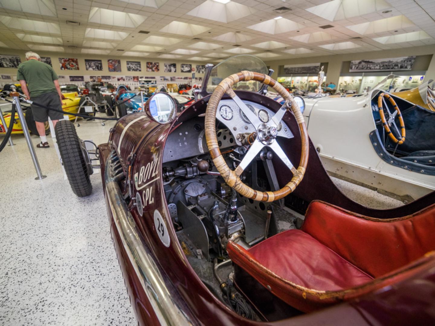 印第安纳州印第安纳波利斯赛车博物馆的经典赛车表演