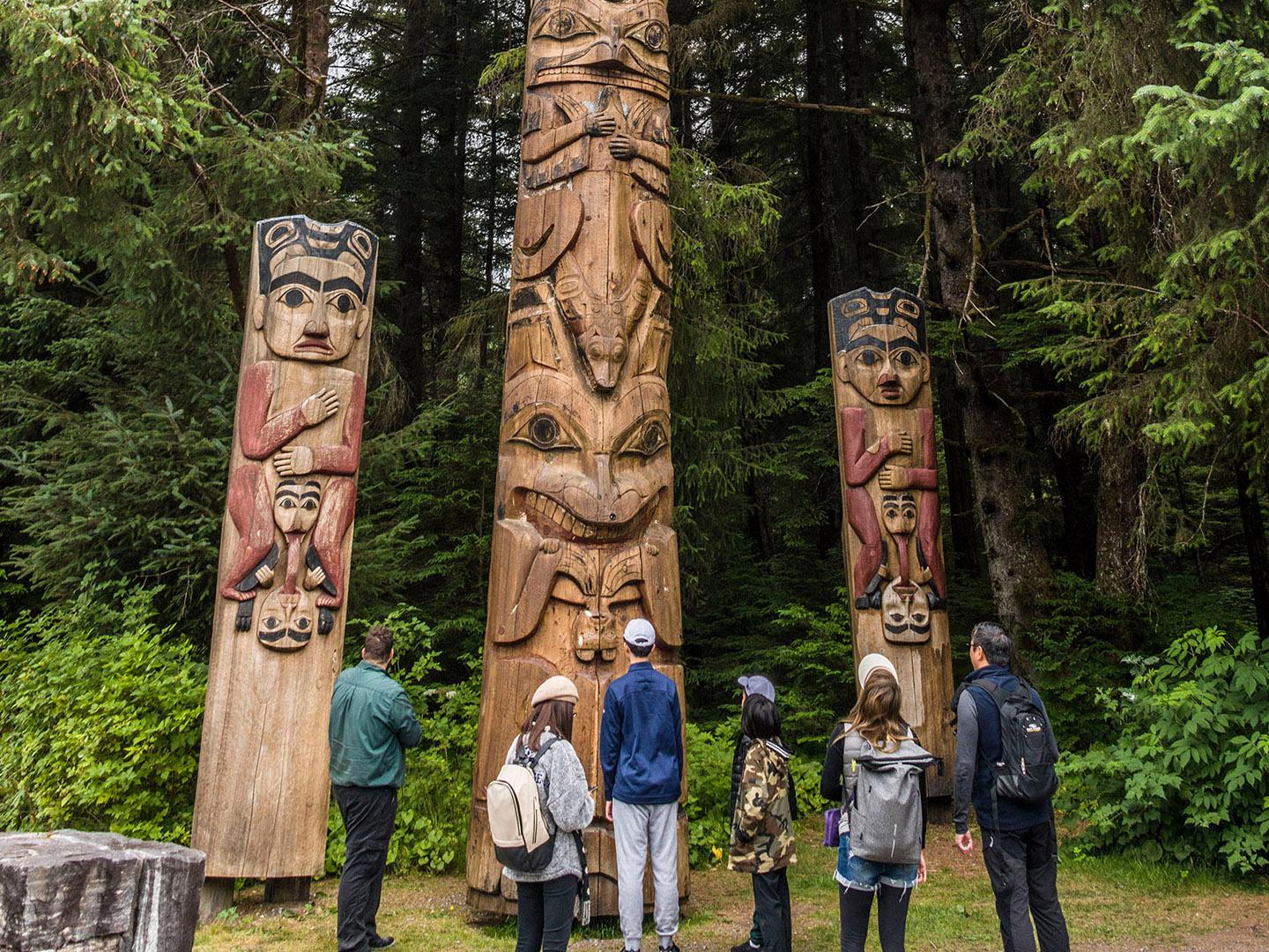 参观阿拉斯加州锡特卡国家历史公园的图腾柱