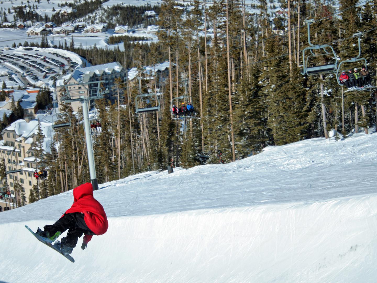 在蒙大拿州的大天空度假村体验单板滑雪