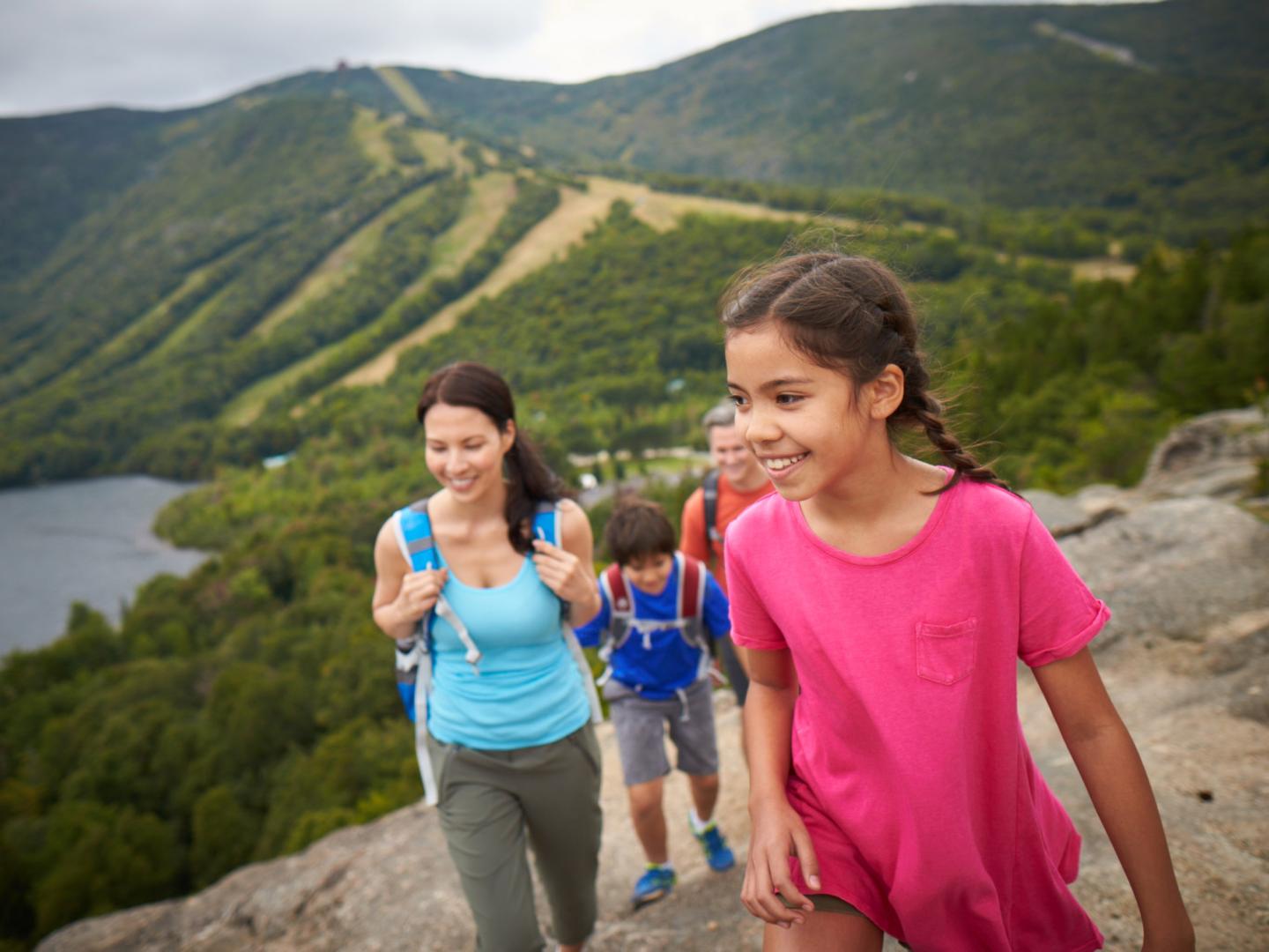 在新罕布什尔州怀特山，一家人在法兰可尼亚州立峡谷公园远足
