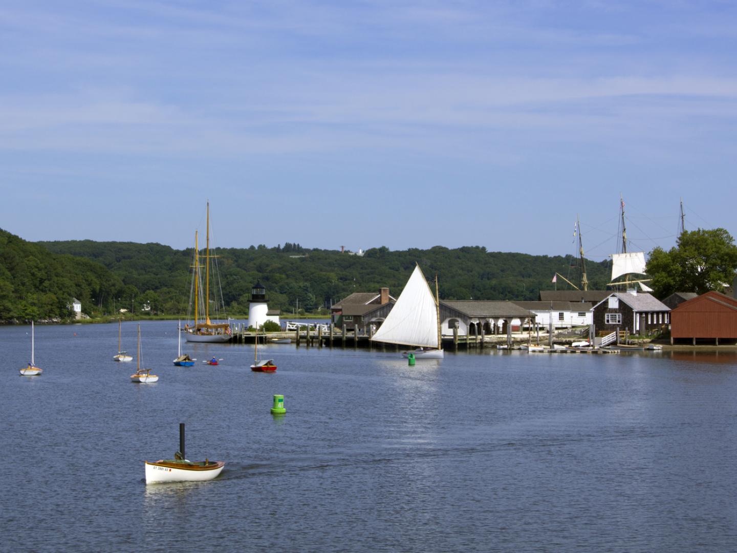 从康涅狄格州神秘河上看到的神秘海港博物馆景致