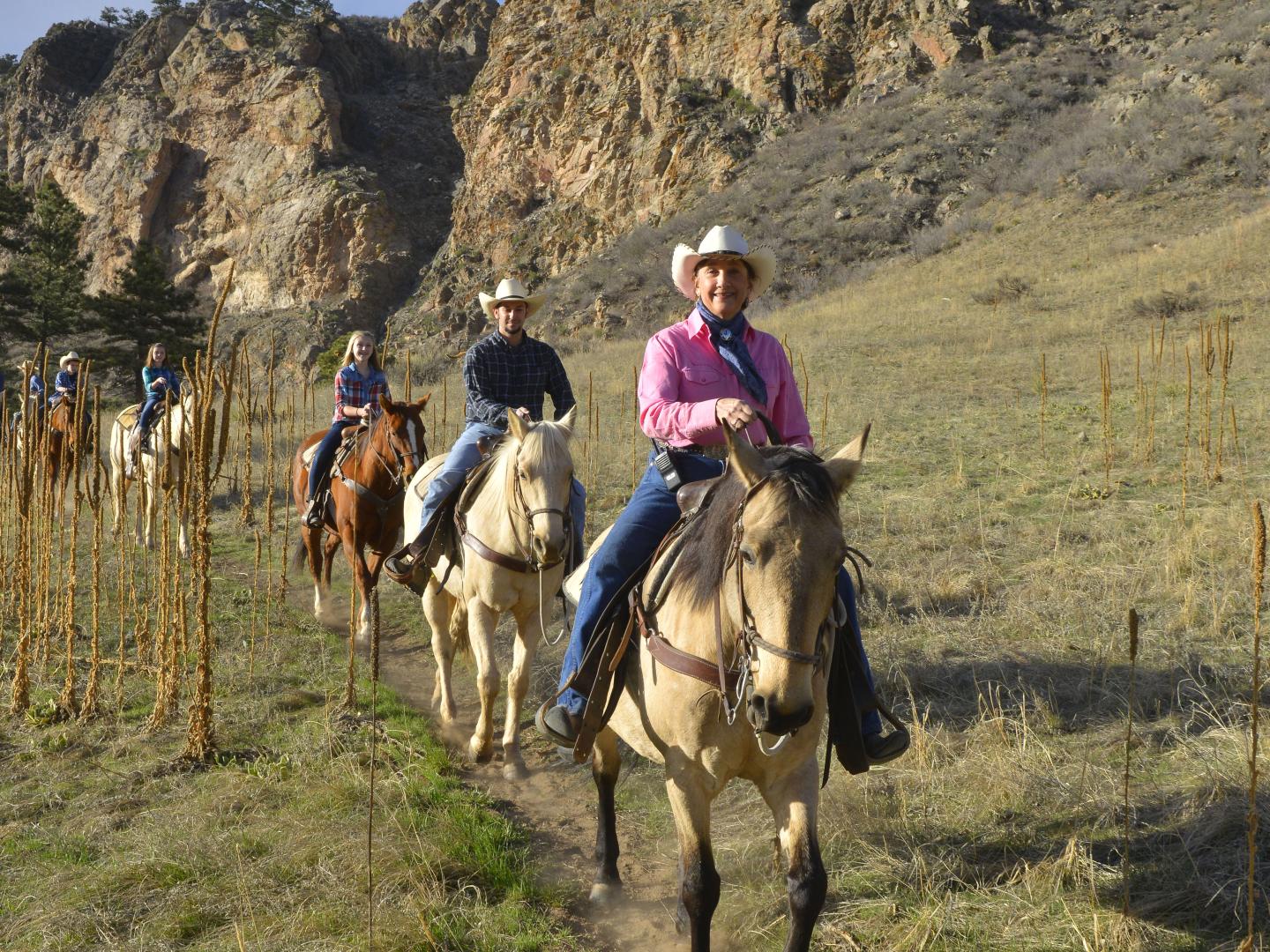 在科罗拉多州拉夫兰 Sylvan Dale Guest Ranch 宾客牧场骑马