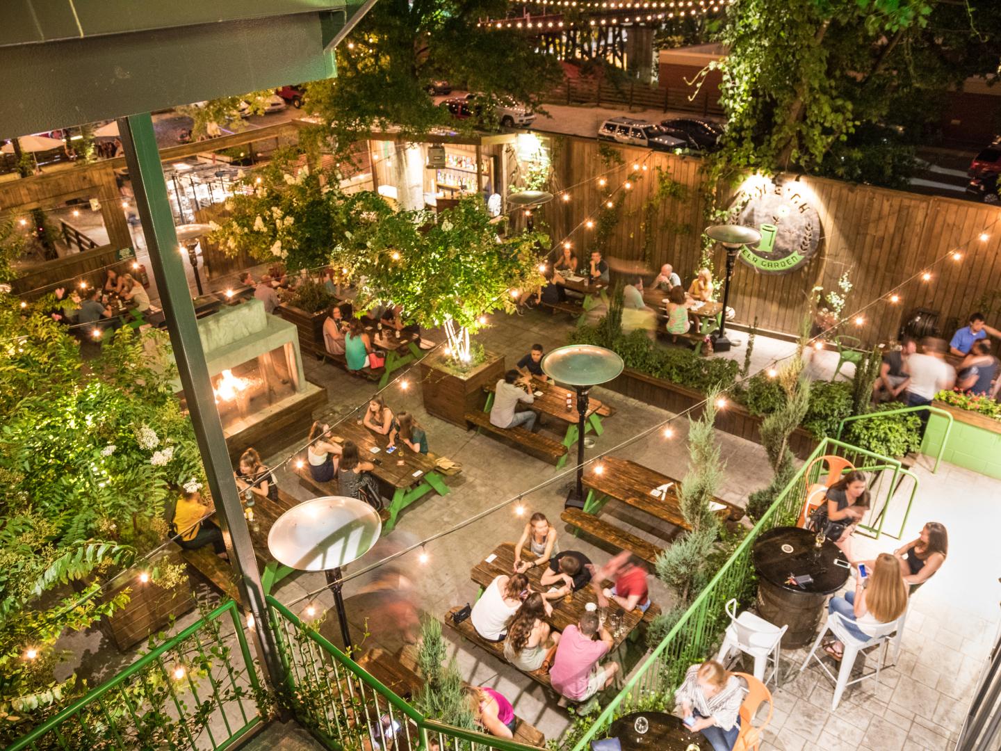 罗利啤酒花园的热闹之夜