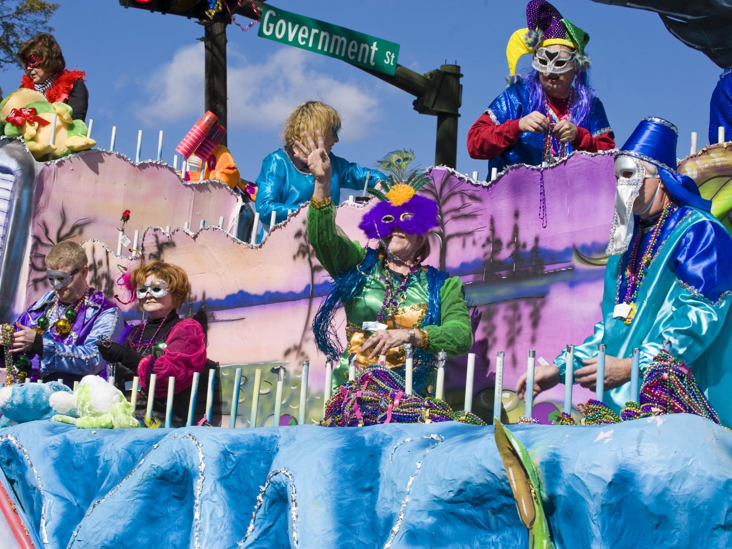 在阿拉巴马州莫比尔市的新奥尔良狂欢节游行中，一辆花车载着身着盛装的狂欢者