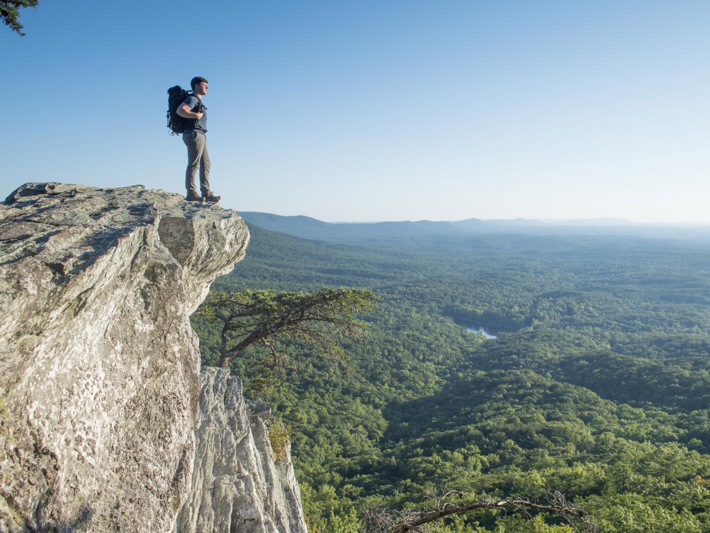 攀登阿拉巴马州的 Cheaha 山，欣赏沿迷人风光