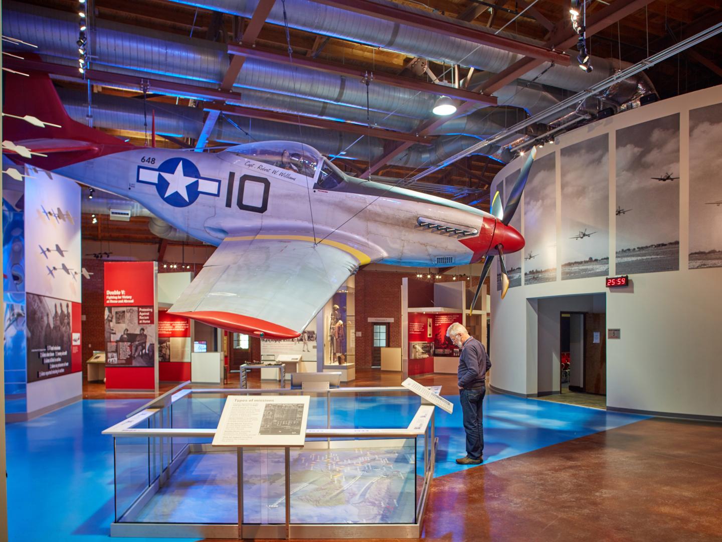 在阿拉巴马州塔斯基吉空军国家历史遗址观看展览