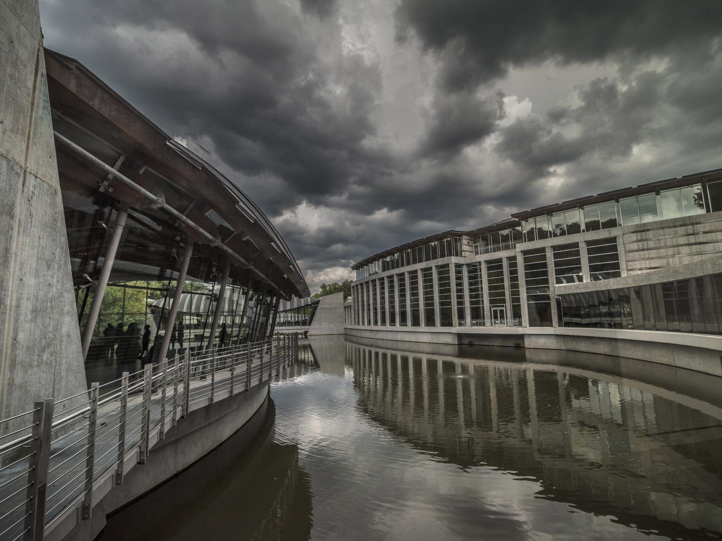 阿肯色州本顿维尔的水晶桥美国艺术博物馆充满动感的建筑物