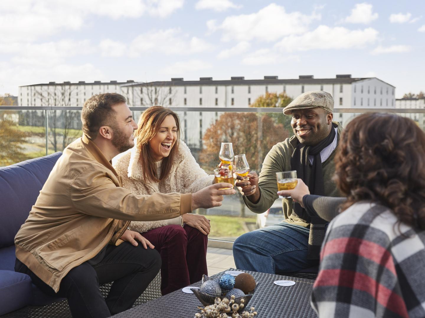 在肯塔基州巴兹敦天堂山酿酒厂的屋顶酒吧品鉴波本威士忌 在肯塔基州巴兹敦天堂山酿酒厂的屋顶酒吧品鉴波本威士忌