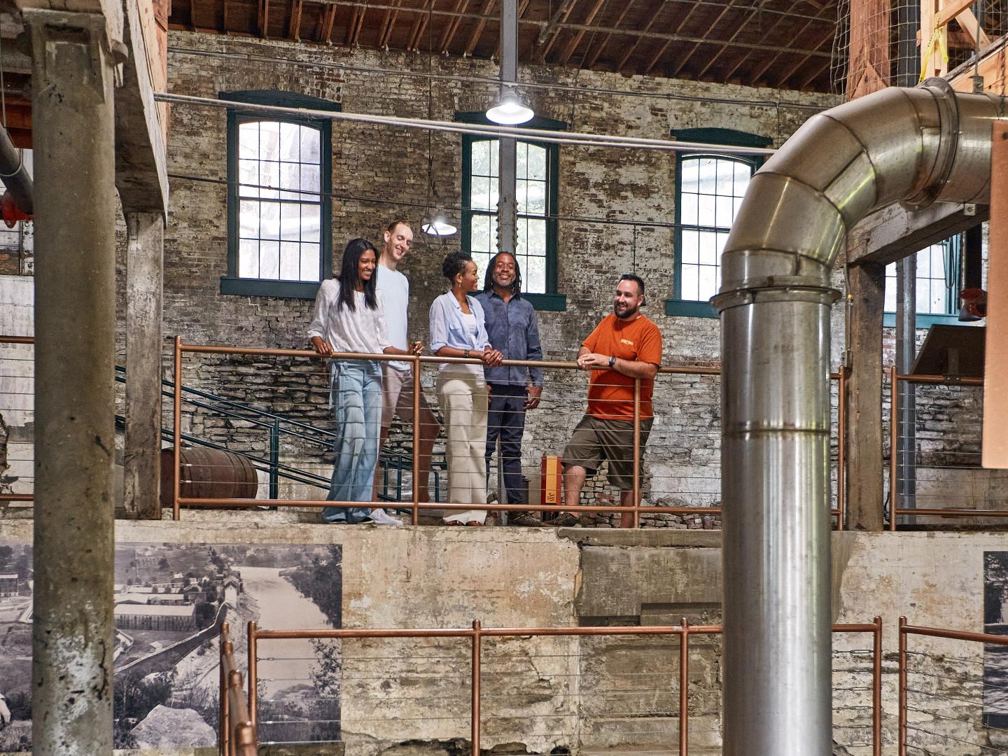 参观肯塔基州法兰克福的水牛足迹酿酒厂设施 参观肯塔基州法兰克福的水牛足迹酿酒厂设施