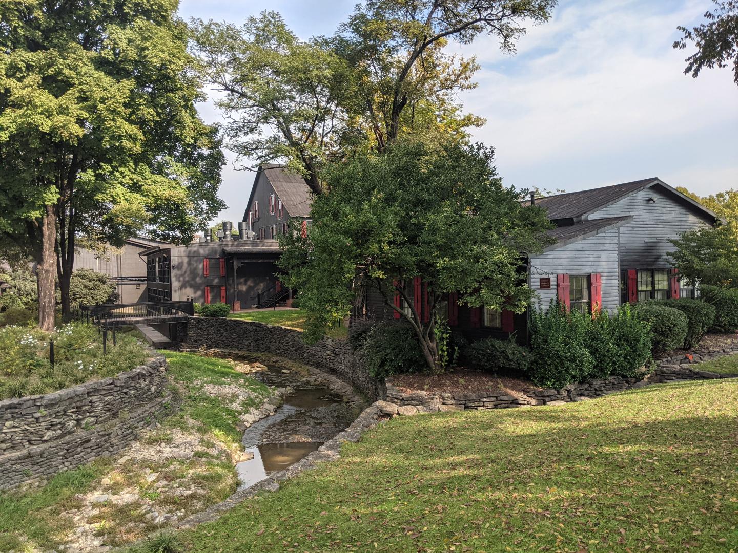 美格纯正酿酒厂俯瞰着肯塔基州洛雷托星山农场宁静的土地 美格纯正酿酒厂俯瞰着肯塔基州洛雷托星山农场宁静的土地