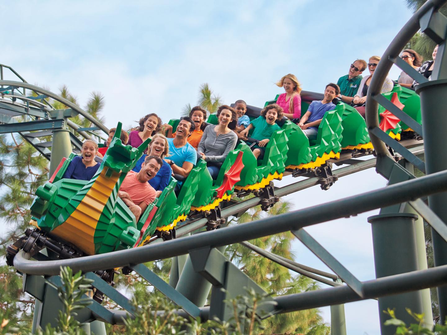 在纽约州戈申的乐高乐园® 度假村坐过山车