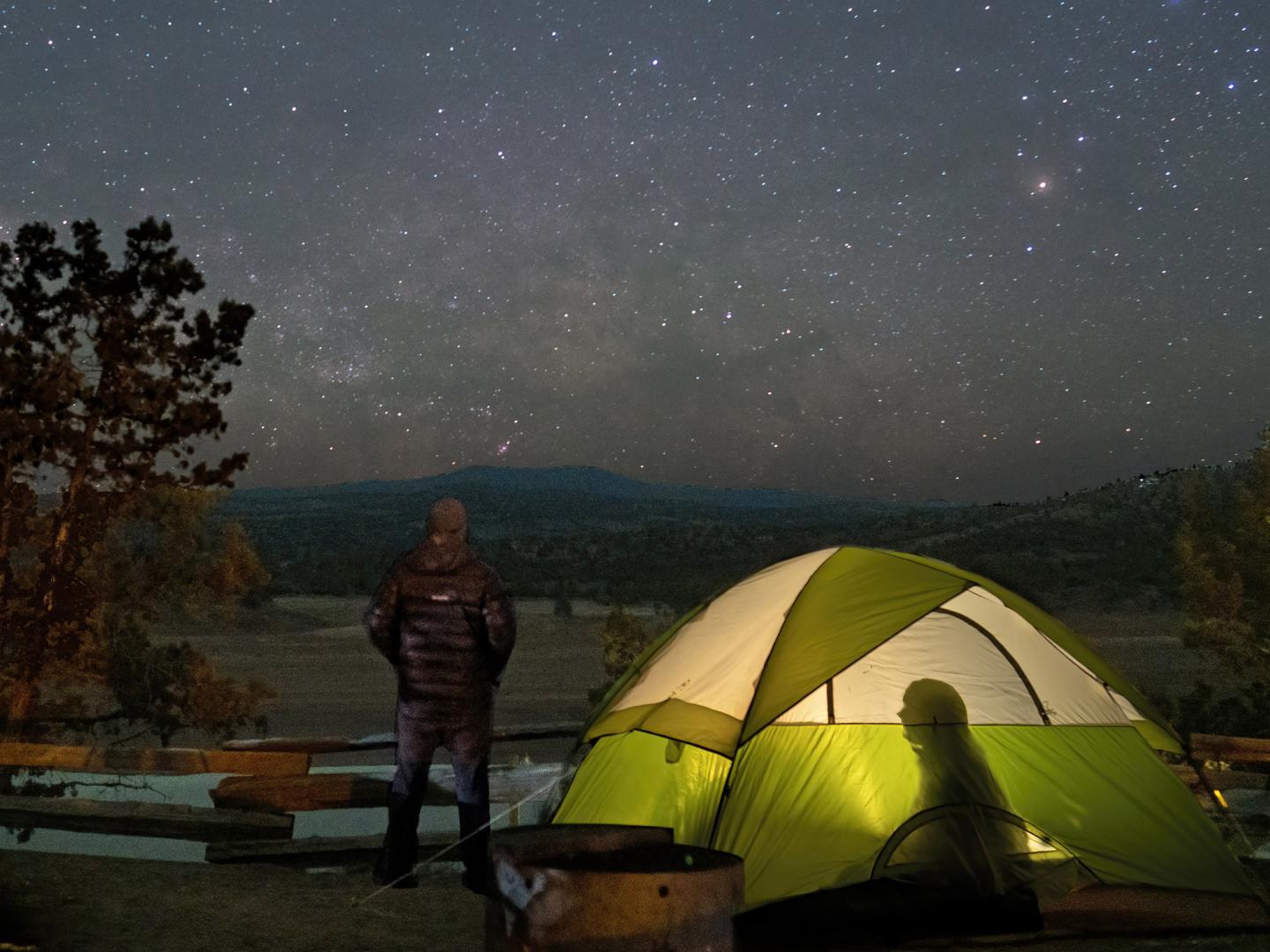 在俄勒冈州普赖恩维尔附近的普赖恩维尔州立公园的星空下露营