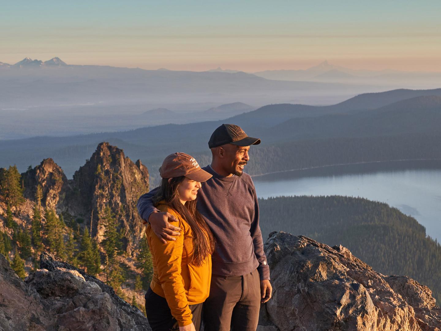 俄勒冈州本德附近纽贝里国家火山纪念地的宝琳娜峰