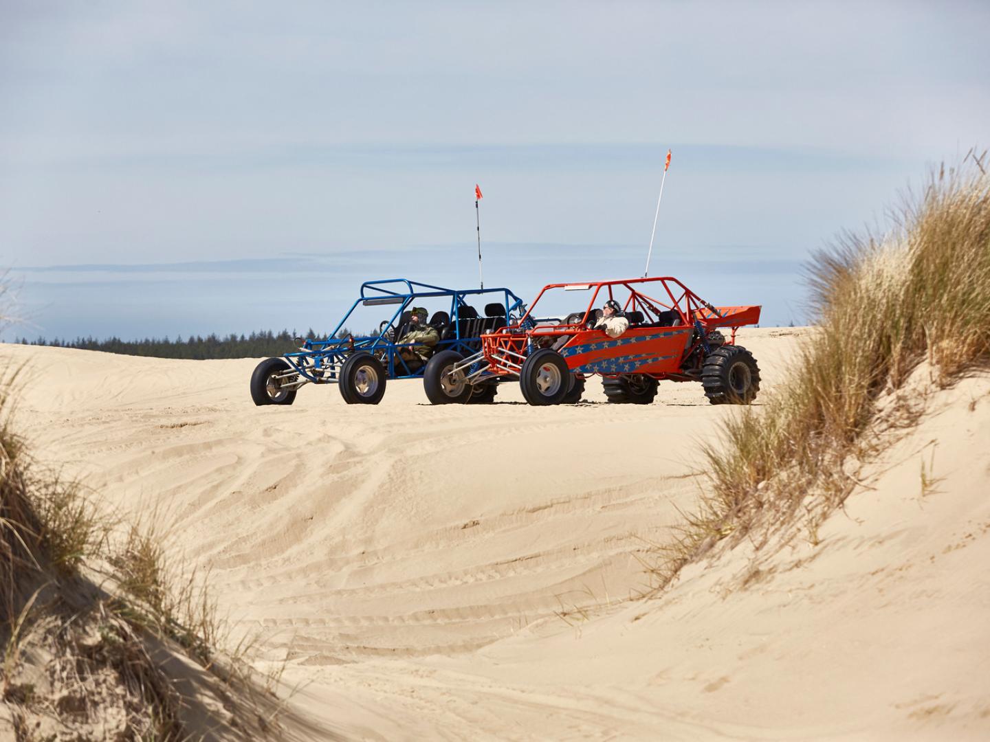 乘坐沙漠越野车游览俄勒冈州北本德附近的俄勒冈沙丘国家休闲区